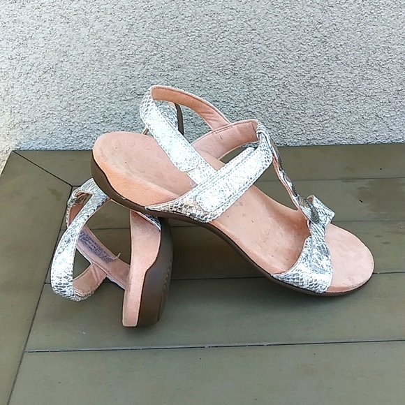 VIONIC Sandals - Picture 10 of 12